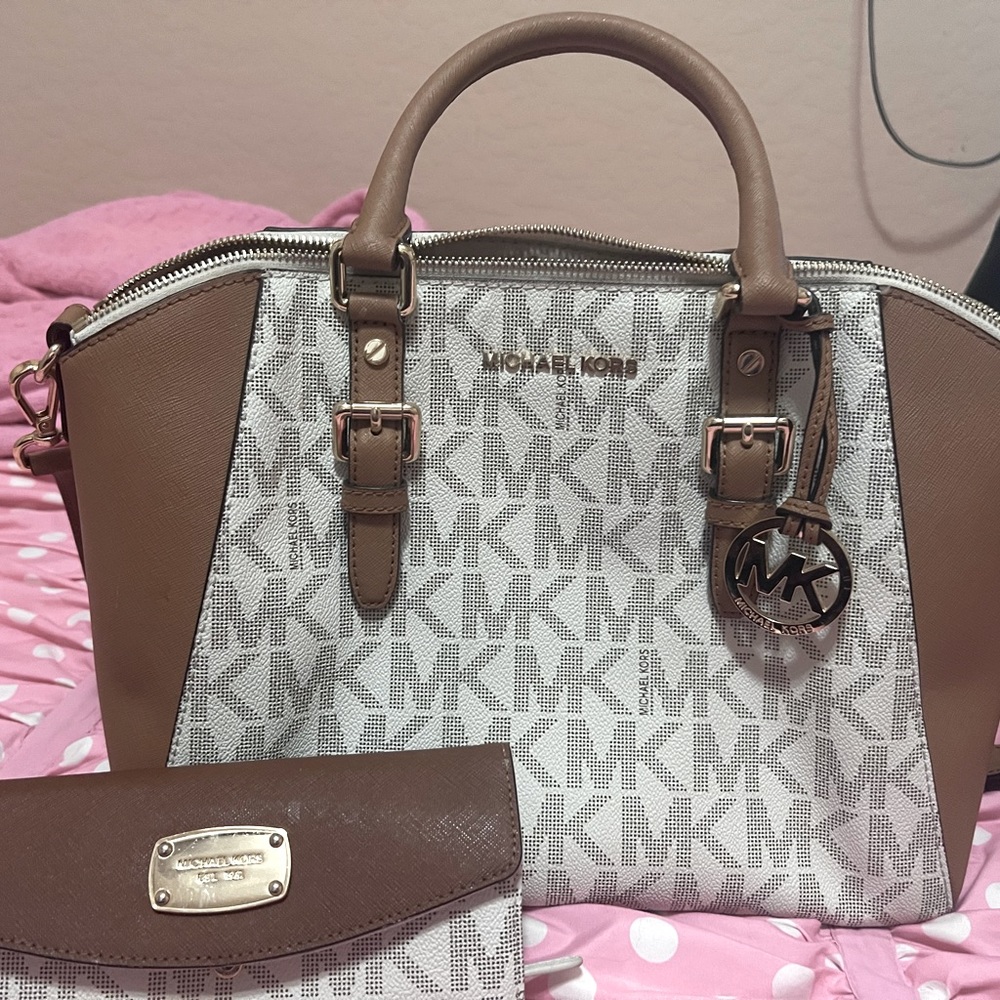 Michael Kors pocketbook with matching wallet. Excellent condition.